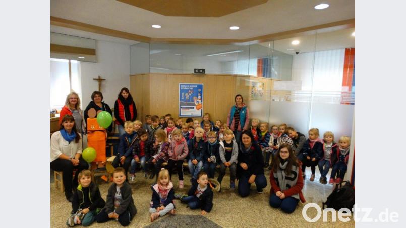 Die Mäuse- und Igelgruppe vom Kinderhaus Steinwaldzwerge Pullenreuth mit den Erzieherinnen und Cornelia Wöhrl (sitzend links) von der Raiffeisenbank Neusorg. Bild: twg