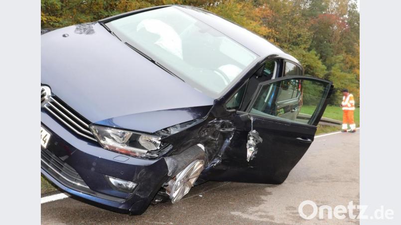 Der Golf wurde bei dem Unfall erheblich beschädigt, die Fahrerin verletzt. Bild: exb