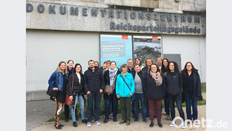 Mitglieder des Netzwerkes Jugendarbeit Schwandorf besichtigten das Dokumentationszentrum Reichparteitagsgelände. Bild: exb