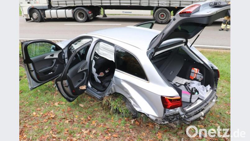 Der Fahrer dieses Autos mit tschechischer Zulassung flüchtete zu Fuß. Er löste eine groß angelegte Suchaktion aus. Bild: exb