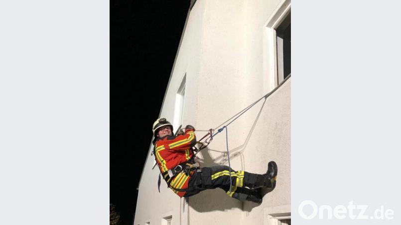 Mit dem IRS-System, das in die Feuerwehrjacken integriert ist, übten die Kemnather Feuerwehrleute das Selbstretten aus Obergeschossen von Gebäuden. Aus Sicherheitsgründen erfolgte eine „Zweitsicherung“ mit Gurt und Seil der Absturzsicherungsausrüstung. Bild: mde