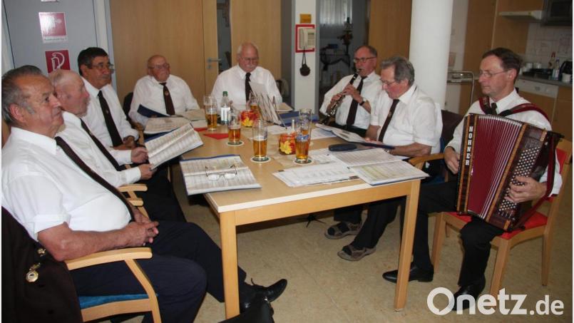 Die Singgruppe der „Eghalanda Gmoi z&#039; Waldsassen“ unter der musikalischen Leitung von Alois Fischer (rechts) spielte im Senioren-Servicehaus auf. Bild: wro