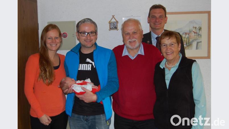 Alfons Barth (Dritter von rechts) feiert 75. Geburtstag. Unter anderen gratulierte dazu auch Bürgermeister Ernst Schicketanz (Zweiter von rechts). Bild: sm
