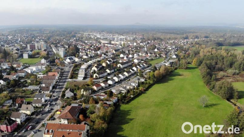 Blick auf die noch nahezu im Original erhaltene Bebauung am Merklsteig mit viel Grün hinunter ins Überschwemmungsgebiet. Die Bebauung links entlang der Mooslohstraße hat einen deutlich uneinheitlichen Charakter. Ungenutzte Flächen bieten noch Potenzial. Bild: Gustl Beer