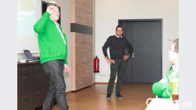 "Der insektenfreundliche Garten". Zu diesem Thema referierte Kreisfachberater Harald Schlöger (rechts) in der Stadthalle. Mit auf dem Bild Imkervereinsvorsitzender Klaus Schmidt (links). Bild: JOCHEN NEUMANN 
ERBENDORF