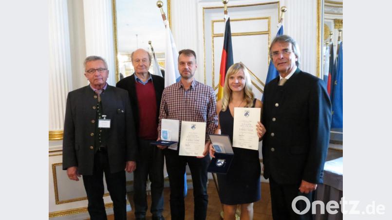 Regierungspräsident Axel Bartelt zeichnete im Spiegelsaal der Regierung in Regensburg Christiane Niebler und Christian Biersack für vorbildliches Verhalten im Straßenverkehr aus. Für die Arbeitsgemeinschaft „Kavalier der Straße“ gratulierten Dr. Gernot Sittner und Josef Wittmann (von links). Bild: Würth, Wolfgang