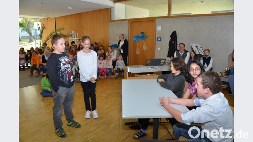 Mit einem kleinen Sketch spielen die Schüler die Bewerbung der beiden Führungspersönlichkeiten vor und landen damit einen Treffer. Bild: dob