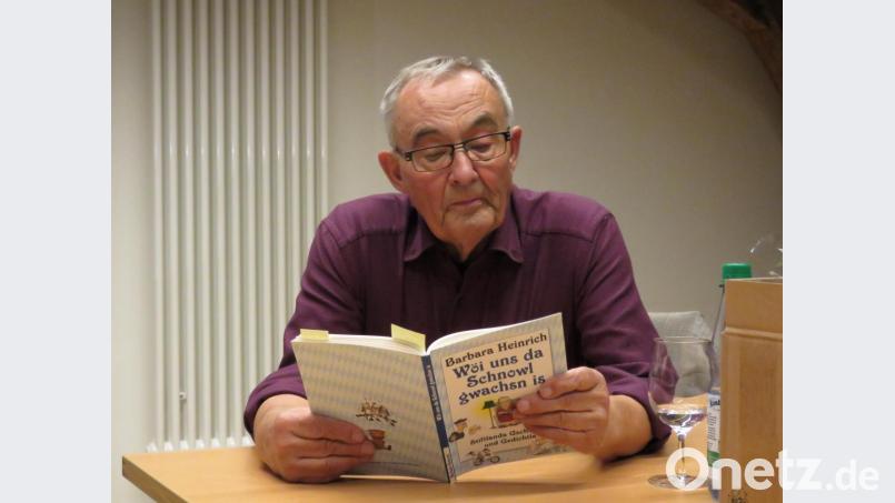 Manfred Brunner verstand es hervorragend, Gedichte und Geschichten im Dialekt informativ und gleichzeitig sehr unterhaltsam zu erzählen. Aus Barbara Heinrichs Dialektbuch las er zwei Geschichten vor. Bild: ubb