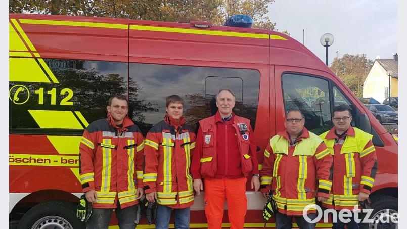 Bis zum Eintreffen des Rettungsdienstes schon qualifizierte Erste-Hilfe-Maßnahmen ergreifen und so die Chance erhöhen, dass Leben gerettet werden: Das ist das Ziel der Projekts „First Responder“ der Feuerwehr Kirchenthumbach, federführend betreut von Justin Goss (Zweiter von links). Unterstützung erhält er dabei auch von Professor Holger Rupprecht (rechts daneben), der als Ärztlicher Leiter des Ersthelfer-Teams fungiert. Mit im Bild: stellvertrender Kommandant Fabian Leipold, Kommandant Torsten Goss (von rechts) und Gerätewart Marco Fraunholz (links). Bild: jma