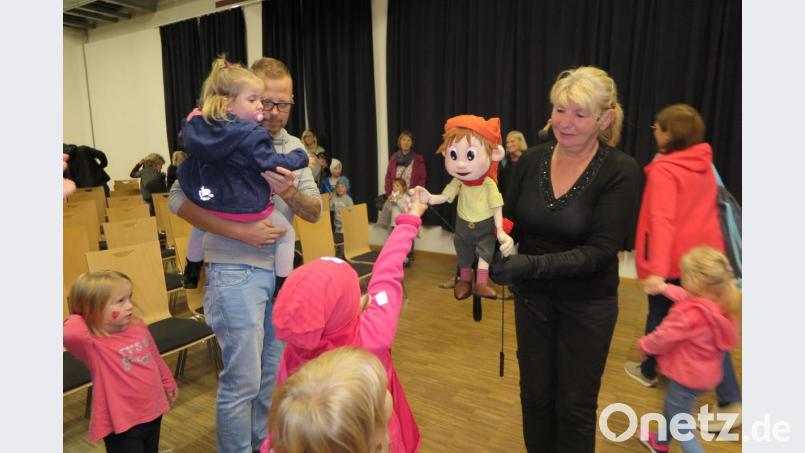Nach der Vorstellung verabschiedeten sich der Kasperl und die Puppenspielerin Isolde Sperlich von den Kindern. Bild: jzk