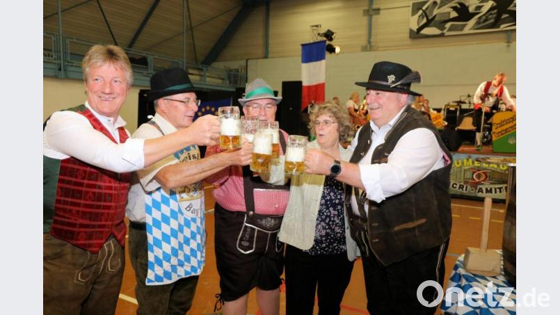 Im passenden Outfit waren die Amitié-Vorsitzenden Peter Gold (rechts) und Vinzenz Rahn (links) zum Oktoberfest in die Partnerstadt gereist. Ein Schluck auf die Freundschaft durfte nicht fehlen. Bild: exb