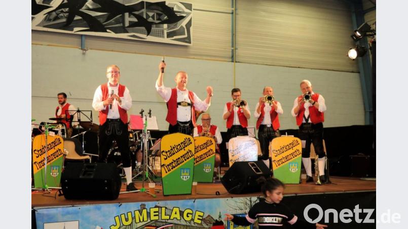Die Stadtkapelle Tirschenreuth sorgte beim Oktoberfest in La Ville du Bois für Stimmung. Bild: exb
