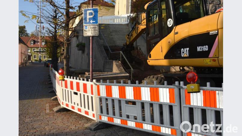 Die Stufen auf der Südseite des Kirchenaufgangs werden erneuert. Bild: Lowak