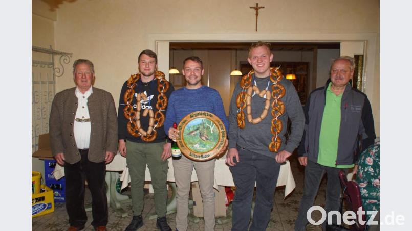 Marco Bittner (Mitte) sicherte sich mit einem 60,1-Teiler den Titel des Weidinger Bürgerkönigs. Der Schönauer verwies Markus Hellerbrand (links daneben) und Andreas Speckner auf die nächsten Plätze. Dem Trio gratulierten Schützenmeister Horst Fettke (links) und Schießleiter Jürgen Mahrle (rechts). Bild: mmj