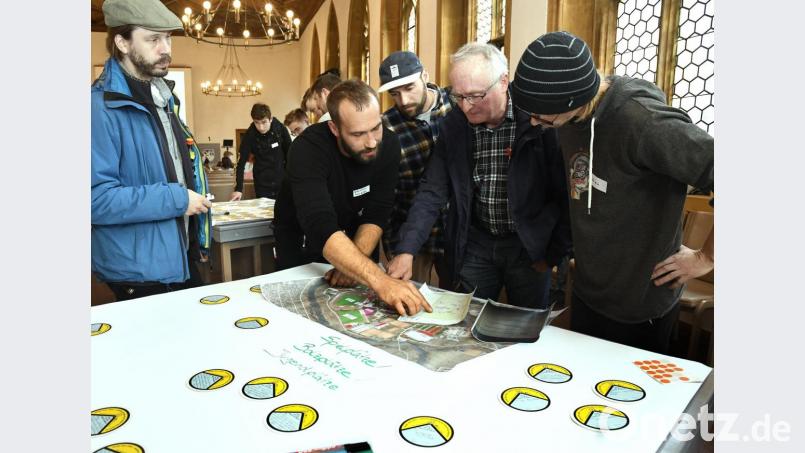 Junge Leute aus Amberg diskutieren mit Entscheidungsträgern der Stadt beim Jugendgipfel im Rathaus. Bild: Petra Hartl