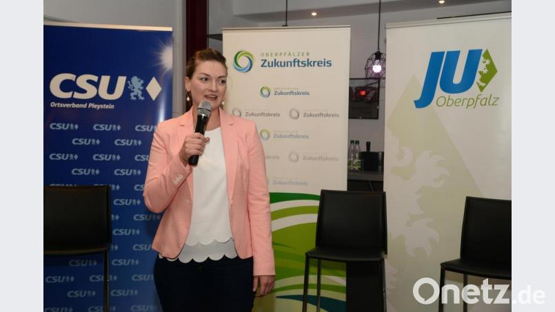 Bayerns Digitalministerin Judith Gerlach war auf Einladung des &quot;Oberpfälzer Zukunftskreises&quot; - eine Initiative der Jungen Union Oberpfalz - zu Hallenbau Voit Stefan gekommen, sprach und diskutierte anschließend über &quot;Digitalisierung - Chancen für den ländlichen Raum&quot;. Bild: bey