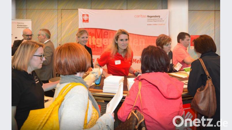 Der Diözesan-Caritasverband Regensburg veranstaltete den Kita-Fachtag 2019, im Hintergrund (Zweiter von links) ist Diözesan-Caritasdirektor Michael Weißmann zu sehen. Bild: exb/Burcom/ Klose