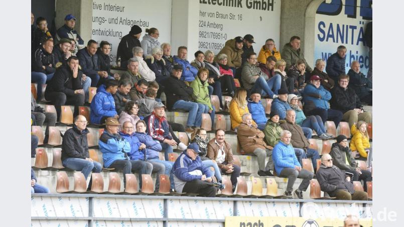 Wieder einigermaßen gut gefüllt dürfte die Tribüne im Amberger FC-Stadion sein, wenn der SV Etzenricht am Samstag aufkreuzt. Bild: Ziegler