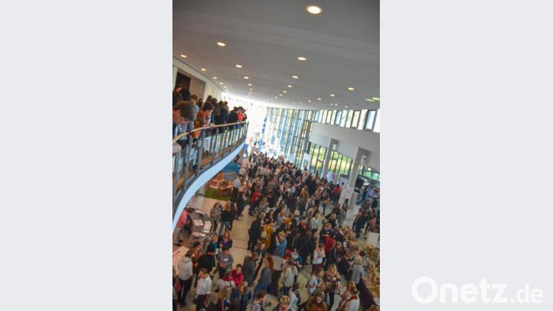 Mehr als 1000 Teilnehmer kamen zum Kita-Fachtag 2019 in die Weidener Max-Reger-Halle. Bild: exb/Burcom/ Klose