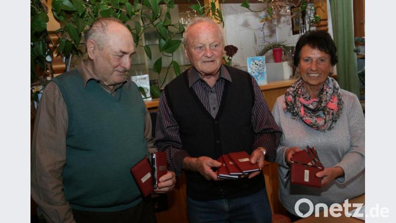 Mit Kalendern erfreute die Seniorenvereinigung ihre Mitglieder. Kassier Theo Höfer (links), Zweiter Vorsitzender Josef Wendl (Mitte) und Hedwig Wendl (rechts) verteilten sie. Bild: roh