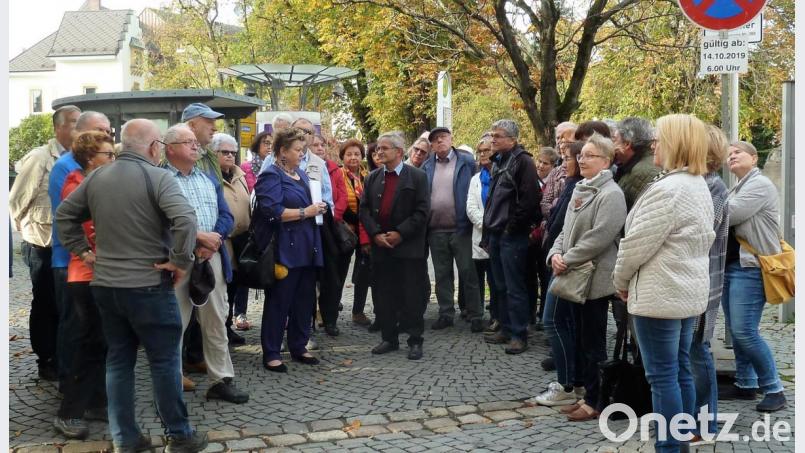 Stadtarchivarin Petra Vorsatz (Mitte mit Skript) und Herbert Baumann (rechts daneben) führten die interessierten Gäste durch die Allee und die „Scheibm“ zu den Jugenstilhäusern. Bild: Dobmeier