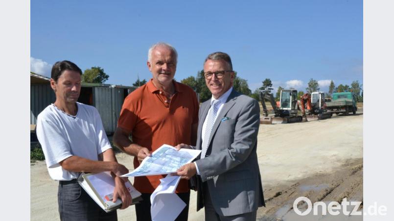 Hinter Bauleiter Alfred Burkhard, Kämmerer August Trißl und Bürgermeister Franz Stahl (von links) entsteht die Verlängerung zur Einsteinstraße mit Wendehammer und die Verbindung zur Heisenbergstraße im Gewerbegebiet Ost. Bild: szl