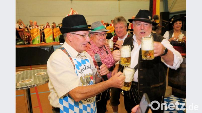 Im passenden Outfit waren die Amitié-Vorsitzenden Peter Gold und Vinzenz Rahn zum Oktoberfest in die Partnerstadt gereist. Ein Schluck auf die Freundschaft durfte nicht fehlen. Bild: exb