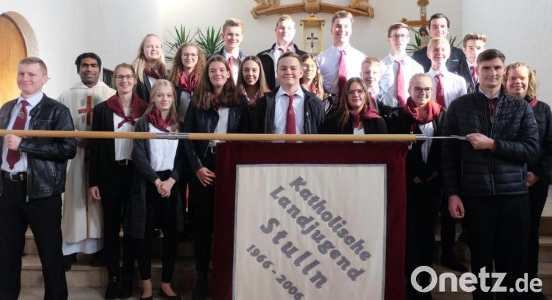 Feuer und Flamme“ Unter diesem Leitgedanken nimmt die KLJB Stulln 18 neue Mitglieder in ihre Gemeinschaft auf. Pfarrvikar Joseph Kokkoth (Zweiter von links) zelebriert den festlichen Gottesdienst in der St.- Barbara -Kirche. Erste weibliche Vorsitzende Esther Schmid (rechts daneben) leitete das ritual Bild: ohr