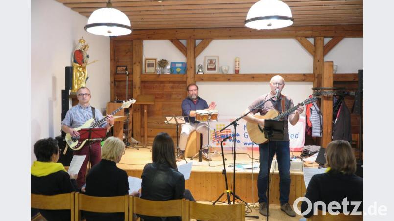 Christian Weinzierl, Stefan Huber und Jürgen Zach (von links) begeisterten die Zuhörer im Pfarrheim Kastl mit neuen geistlichen Liedern. Bild: jzk
