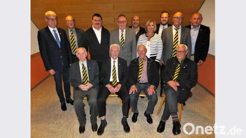 Den Gründungsmitgliedern Martin Heldmann, Ernst Wenkmann, Hans Horn und Franz Luber (vorne, von links) dankten Bürgermeister Bernhard Lindner (links) und HKA-Vorsitzender Georg Götz (rechts) mit den SV-Vorstandsmitgliedern und BVF-Funktionären. Bild: ibj