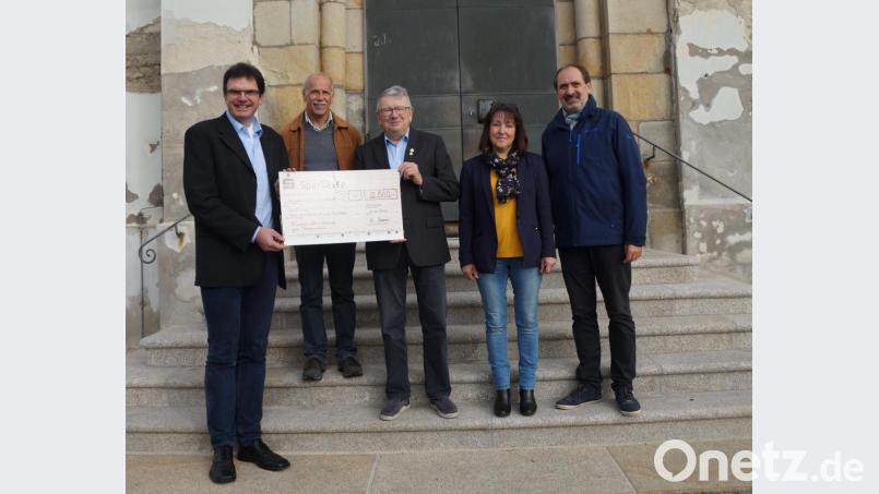 Fördervereinsvorsitzender Hubert Reimer (Mitte) und Stellvertreterin Marianne Hanamann (Zweite von rechts) übergaben an Stadtpfarrer Wolfgang Dietz (links) sowie Hans Mösbauer und Herbert Spichtinger (rechts) eine Spende in Höhe von 2500 Euro. Bild: weu