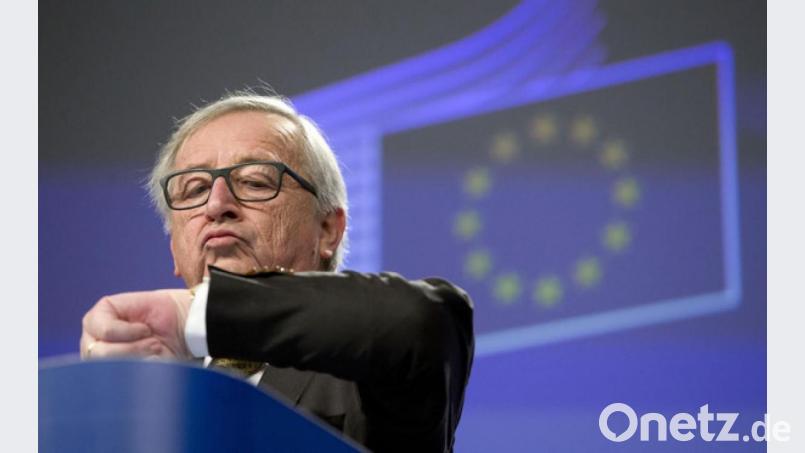 Ist es wirklich schon so spät? EU-Kommissionspräsident Jean-Claude Juncker schaut am Ende einer Pressekonferenz auf seine Uhr. Bild: Virginia Mayo/dpa