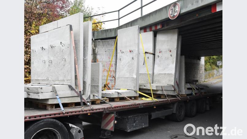 Bild: Hartl
LKW bleibt in der Unterführung Steingutstraße stecken Bild: Petra Hartl