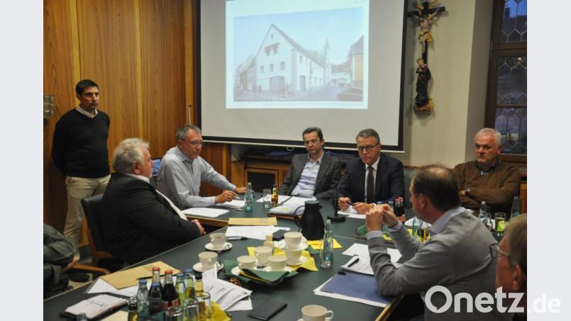 Diplom-Ingenieur Stephan Müller stellte dem Stadtrat die Machbarkeitsstudie für das alte Musl-Kino vor. Zu den markanten Änderungen würde auch ein neuer Zugang an der Giebelseite gehören. Bild: ws