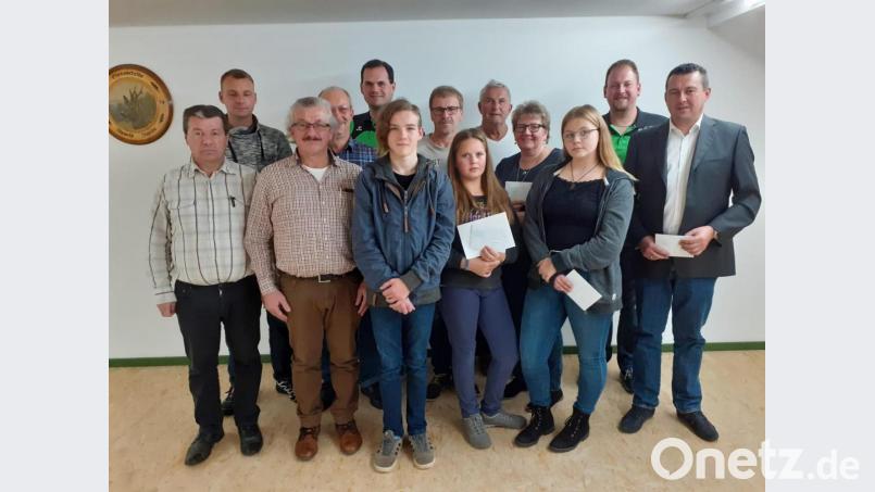 Die Gewinner des Kirchweihschießens vom Schützenverein Ringelstein Ottengrün: (von links) Alois Böhm, Mario Krätsch, Josef Böhm, Konrad Zintl, VorsiztenderArmin Strohmaier, Raffael Scharnagl, Oswald Weig, Paula Zant, Ludwig Zant, Gerlinde Weig, Sophia Smola, Zweiter Vorsitzender Sascha Schenkl und stellvertretender Bürgermeister Christian Hebert. Bild: exb