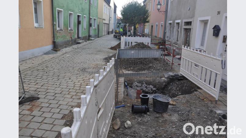 Noch rund vier Wochen laufen die Arbeiten in der Schmellerstraße. Nach der Verlegung der Hauptwasserleitung folgen nun die Hausanschlüsse. Bild: ws