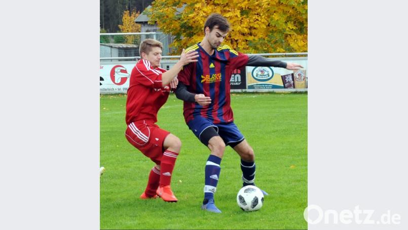 Am vergangenen Samstag gewann der TSV Konnersreuth (links Jonas Baumgärtner) das Derby gegen die Sportfreunde Kondrau (rechts Dominik Schnurrer) klar mit 4:1. Zum Spitzenspiel empfängt der auf Rang vier liegende TSV am Sonntag den Tabellenzweiten FC Lorenzreuth. Bild: heh