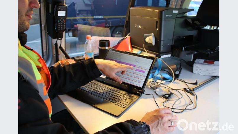Von wegen Fahrtenschreiber lesen: Die Verkehrspolizei zieht sich ihre Informationen über Lastwagen und Fahrer ganz modern aus der Elektronik des Brummi und holt die Daten via Stick auf einen Laptop. Bild: Thomas Dobler