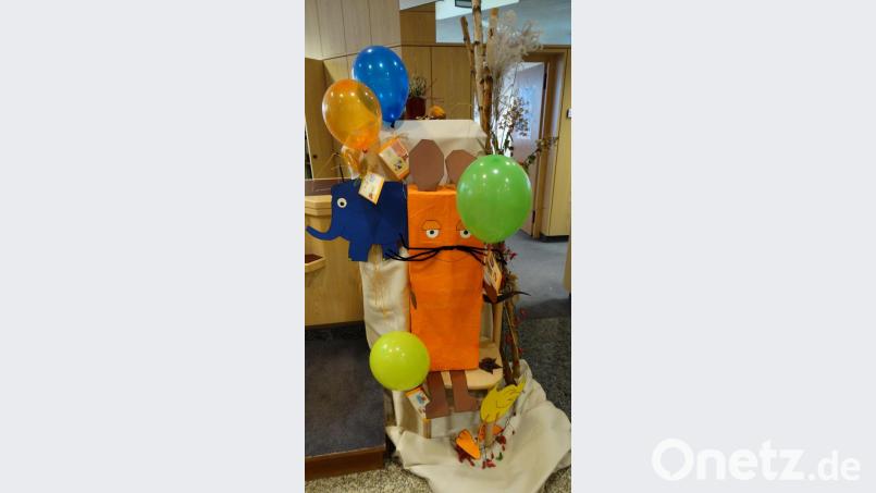 Die Maus mit ihren Kollegen aus der gleichnamigen Kinderserie schmückt den Kinderschalter in der Raiffeisenbank Neusorg. Bild: twg