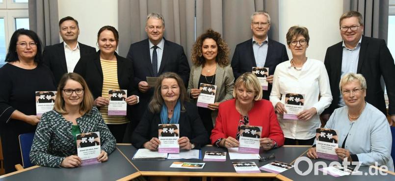 Sie freuen sich auf einen interessanten Vortrag, angeregte Diskussionen und neue Ideen: Das Organisationsteam und die Unterstützer der Veranstaltung „Einmal mit allem, bitte! Frauen in Führung, Frauen in Familie“. Bild: Petra Hartl