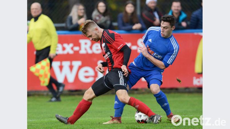 Das erste Spitzenspiel verlor der SV Etzenricht zuletzt gegen den SC Luhe-Wildenau mit 0:2 (Szene). Im Verfolgerduell beim FC Amberg möchten die Blau-Schwarzen nicht erneut als Verlierer vom Platz gehen. Bild: A. Schwarzmeier