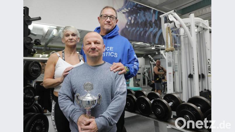 Jörg Gottschalk freut sich über den bayerischen Meistertitel und den Rekord im Kraftdreikampf. Dazu gratulieren (stehend, von links) seinen Betreuer Petra Tschirsky und Klaus Uschold. Bild: Wolfgang Steinbacher