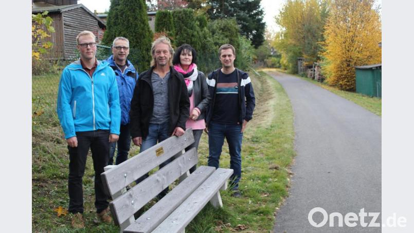 CSU-Vorsitzender und Bürgermeisterkandidat Wolfgang Söllner (von rechts), FGV-Vorsitzende Irene Anklam, Spender Rainer Serfling, Wegewart Gerhard König und Johannes Vetter. Bild: soj