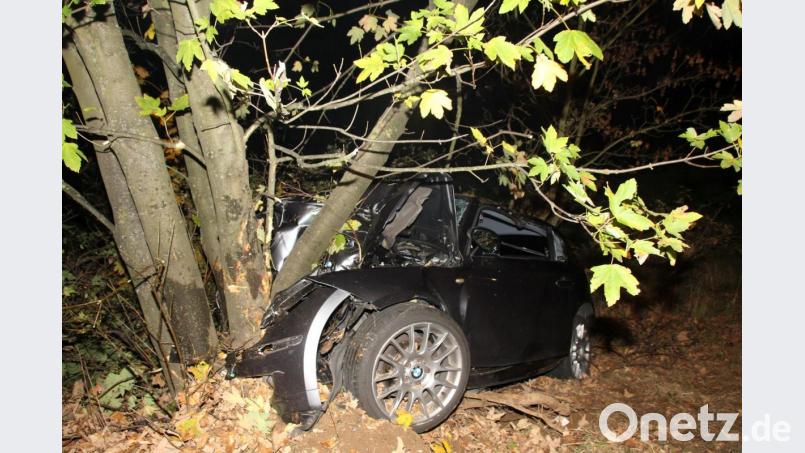 Neben der Fahrbahn krachte der Wagen gegen mehrere Baumstämme. Bild: Christof Fröhlich