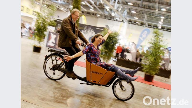 Wer sich in der Stadt Amberg ein Lastenfahrrad zulegt, kann mit einem städtischen Zuschuss rechnen. Bild: Roland Weihrauch/dpa