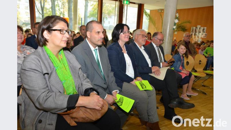 Rektor Michael Raab (Zweiter von links) und stellvertretende Schulleiterin Alexandra Bayer (Dritte von links) bilden nun ein Team am SFZ und wollen ihren Schülern in erster Linie lebensbejahende Kompetenzen vermitteln. Sie wollen sich auch bemühen, Kinder Kinder sein zu lassen. Bild: dob