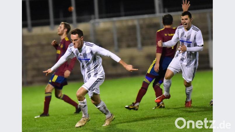 Michael Busch dreht nach seinem Tor zur 1:0-Führung für die SpVgg SV Weiden jubelnd ab, auch Teamkollege Stefan Graf (rechts) findet den Treffer toll. Bild: A. Schwarzmeier