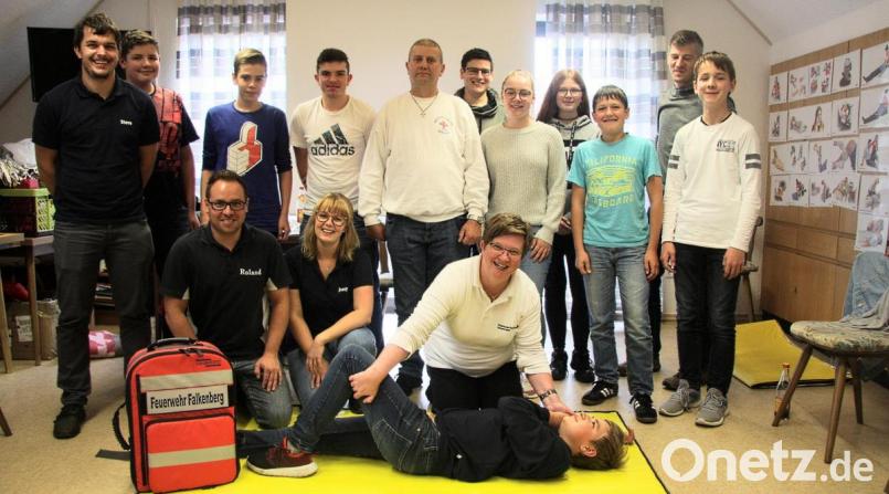 Geleitet wurde der Erste-Hilfe-Lehrgang von Doris Gurdan (vorne rechts). Unterstützt wurde sie dabei von Sebastian Maschauer (hintere Reihe, Fünfter von links). Bild: wro
