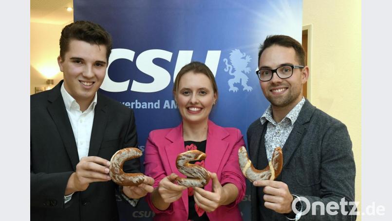 BMit frischen Ideen – bei weitem nicht nur mit Brezen in Form des CSU-Schriftzugs – wollen die JU-Kandidaten auf der Stadtratsliste der Christsozialen für Furore sorgen. Hier die drei Jüngsten (von links): Tobias Konrad (18), Constanze Niebler (25) und Florian Füger (25). Bild: Petra Hartl