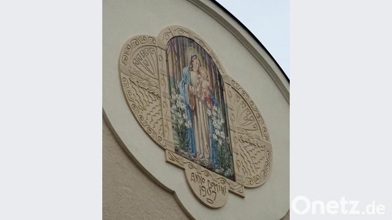 Mariendarstellung an einem Jugendstilhaus in der Luitpoldstraße von 1907. Bild: Dobmeier